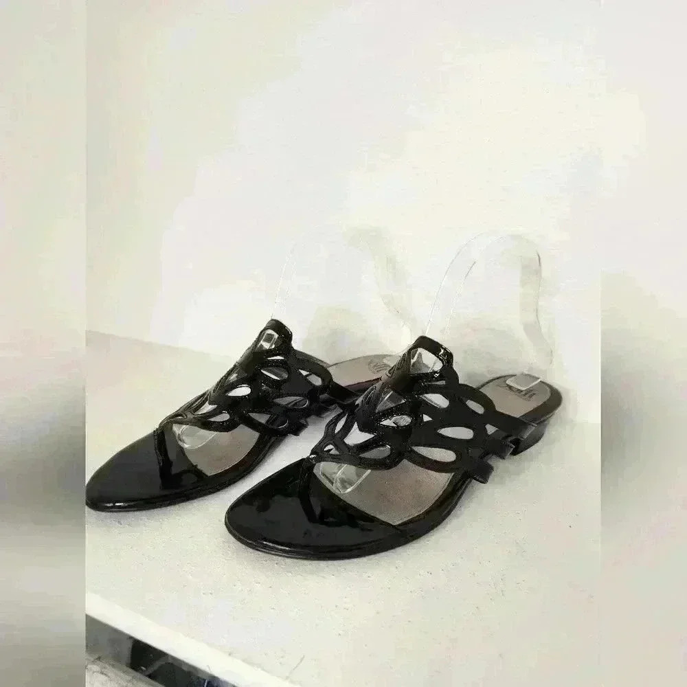 Sofft black patent leather lace style sandle